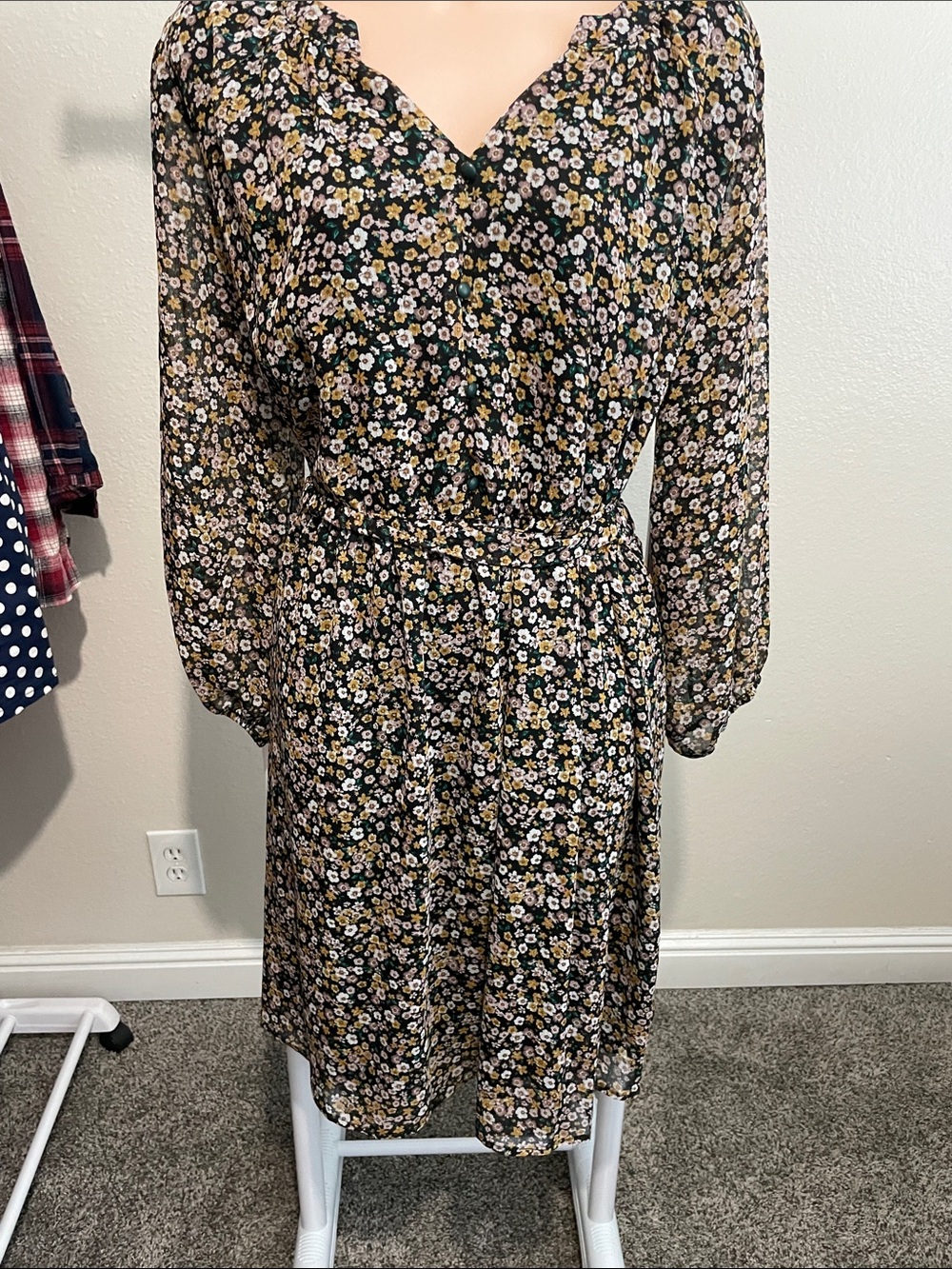 Plus Size Black Ditsy Floral Mini Dress - Picture 4 of 7